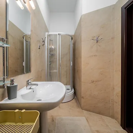 на площі ринок, 20 * Lviv