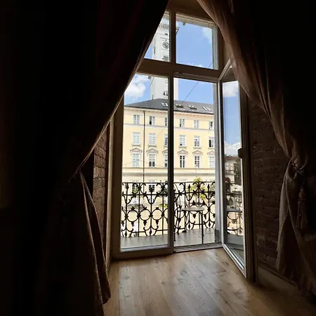 на площі ринок, 20 *