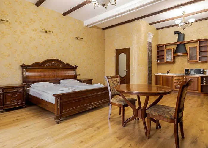 на площі ринок, 20 *