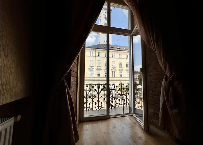 на площі ринок, 20 *