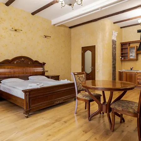 на площі ринок, 20 *