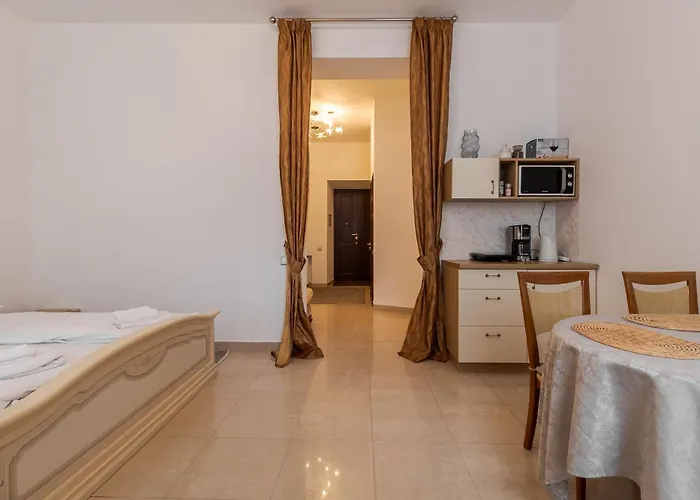 на площі ринок, 20 * Lviv